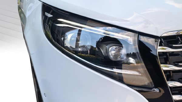 2025-Mercedes-Benz-V-Class-V300d-Exclusive image:17
