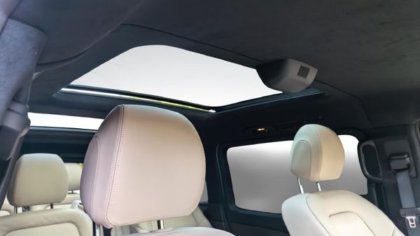 2025-Mercedes-Benz-V-Class-V300d-Exclusive image:19