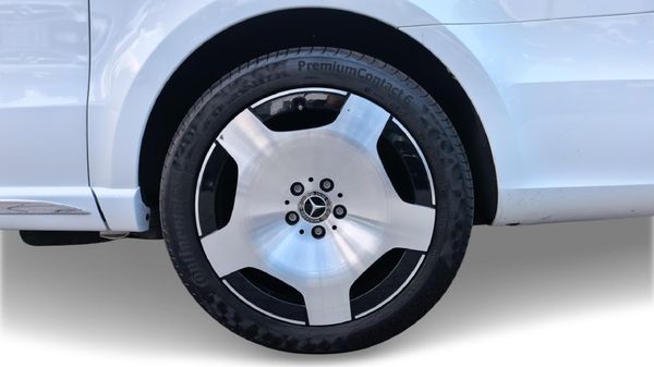 2025-Mercedes-Benz-V-Class-V300d-Exclusive image:4