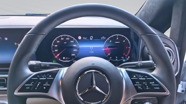 2025-Mercedes-Benz-V-Class-V300d-Exclusive image:5
