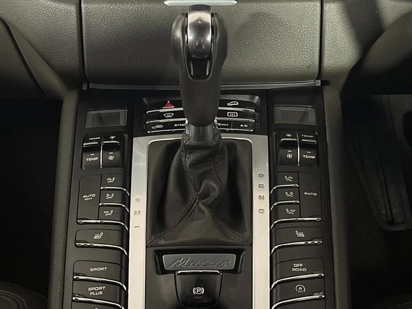 2015-Porsche-Macan-S image:10
