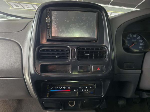 2004-Nissan-Hardbody-3000TD-SEL-Double-Cab image:9