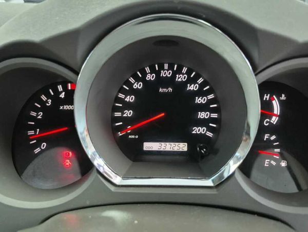 2010-Toyota-Fortuner-30-D-4D-Raised-Body image:9