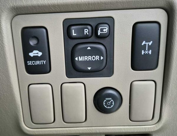 2010-Toyota-Fortuner-30-D-4D-Raised-Body image:14