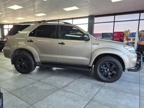2010-Toyota-Fortuner-30-D-4D-Raised-Body image:1
