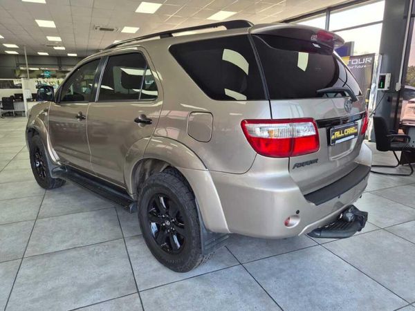 2010-Toyota-Fortuner-30-D-4D-Raised-Body image:2