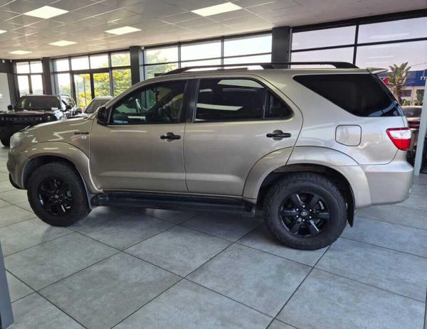 2010-Toyota-Fortuner-30-D-4D-Raised-Body image:3
