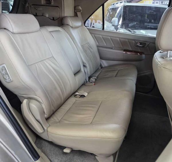2010-Toyota-Fortuner-30-D-4D-Raised-Body image:6