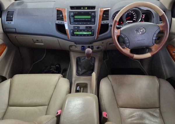 2010-Toyota-Fortuner-30-D-4D-Raised-Body image:8