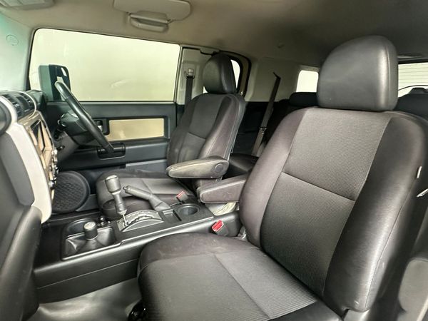 2013-Toyota-FJ-Cruiser-40-V6 image:9