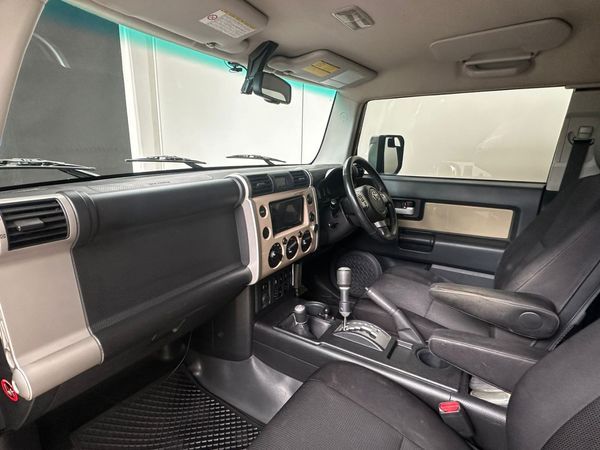 2013-Toyota-FJ-Cruiser-40-V6 image:10