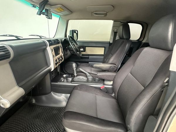 2013-Toyota-FJ-Cruiser-40-V6 image:11