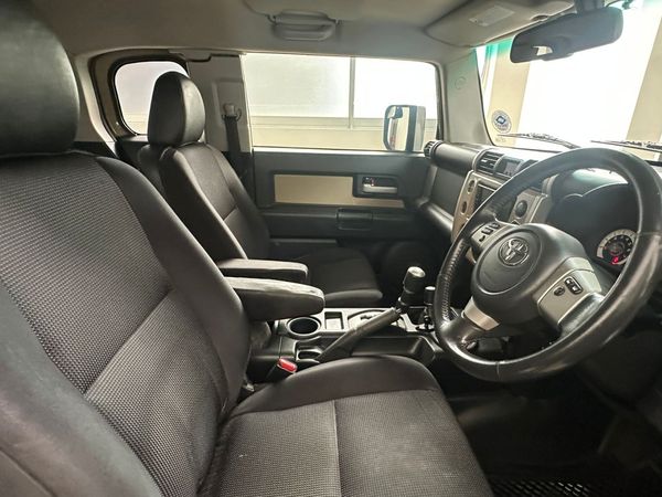 2013-Toyota-FJ-Cruiser-40-V6 image:13