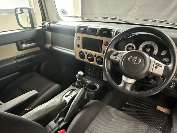 2013-Toyota-FJ-Cruiser-40-V6 image:14