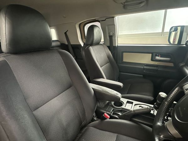 2013-Toyota-FJ-Cruiser-40-V6 image:2