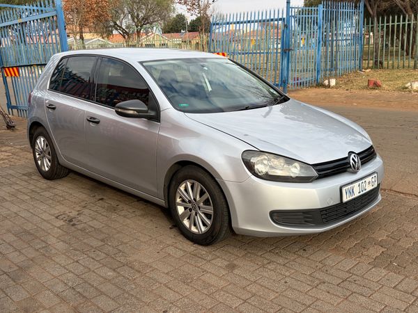 2009-Volkswagen-Golf-VI-14-TSI-Trendline image:4