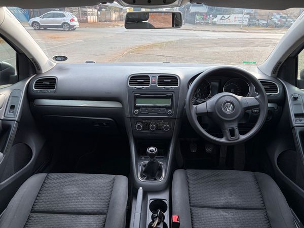 2009-Volkswagen-Golf-VI-14-TSI-Trendline image:5