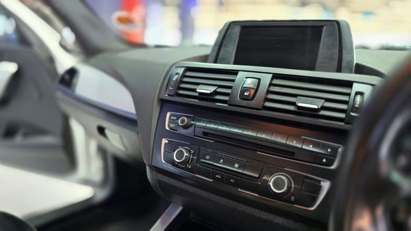 2014-BMW-1-Series-118i-5-dr-Auto image:14
