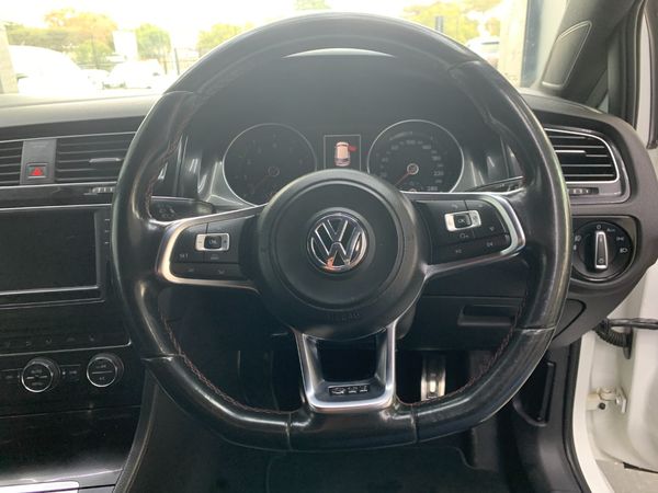 2017-Volkswagen-Golf-VII-GTI-20-TSI image:9