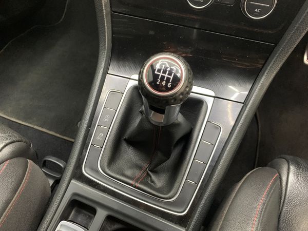 2017-Volkswagen-Golf-VII-GTI-20-TSI image:11