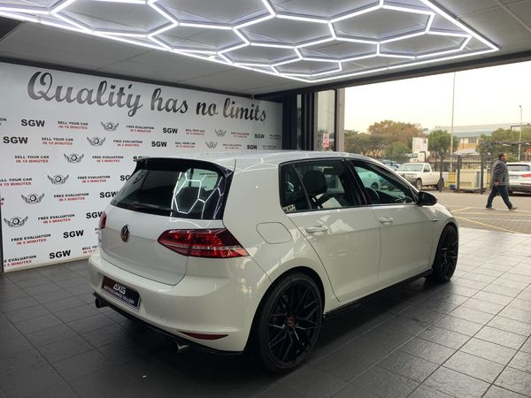 2017-Volkswagen-Golf-VII-GTI-20-TSI image:2