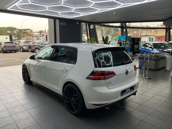 2017-Volkswagen-Golf-VII-GTI-20-TSI image:4