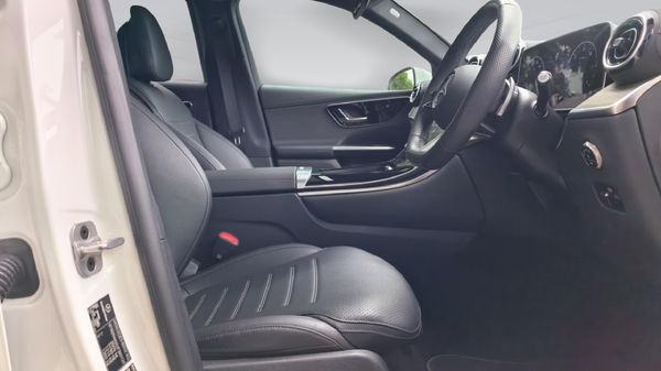 2025-Mercedes-Benz-GLC-220D-4Matic image:13