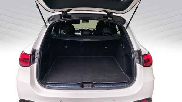 2025-Mercedes-Benz-GLC-220D-4Matic image:15