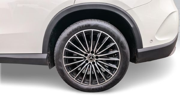2025-Mercedes-Benz-GLC-220D-4Matic image:4