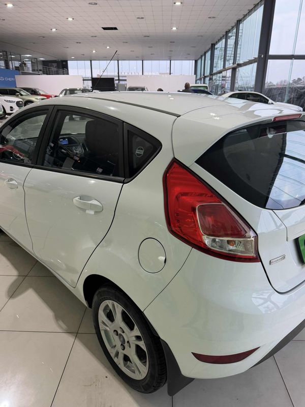 2017-Ford-Fiesta-10-EcoBoost-Trend-Auto-5-dr image:18