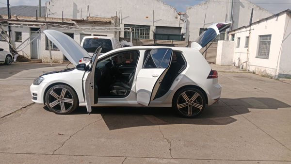 2016-Volkswagen-Golf-VII-20-TDI-Highline-Auto image:9