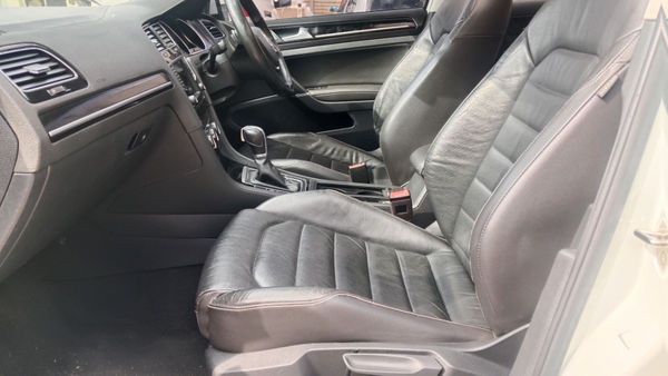 2016-Volkswagen-Golf-VII-20-TDI-Highline-Auto image:12