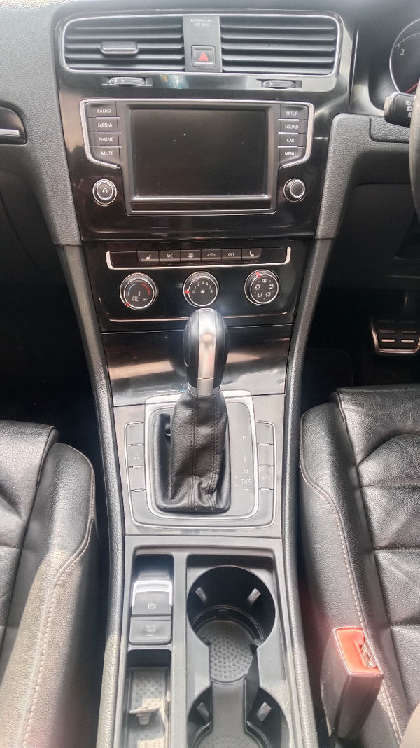 2016-Volkswagen-Golf-VII-20-TDI-Highline-Auto image:17