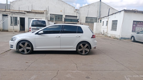2016-Volkswagen-Golf-VII-20-TDI-Highline-Auto image:3