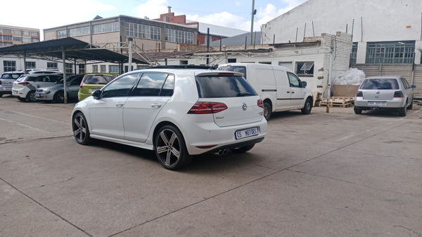 2016-Volkswagen-Golf-VII-20-TDI-Highline-Auto image:4