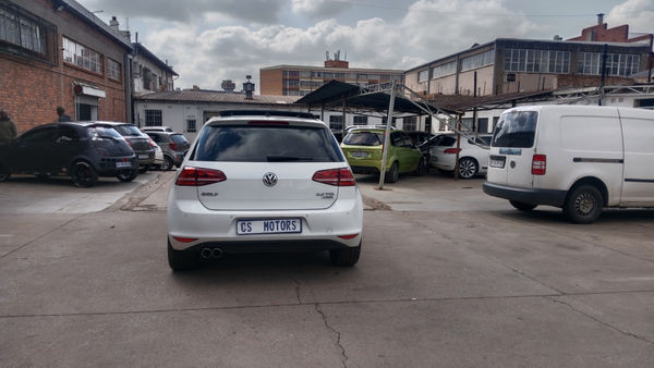 2016-Volkswagen-Golf-VII-20-TDI-Highline-Auto image:5