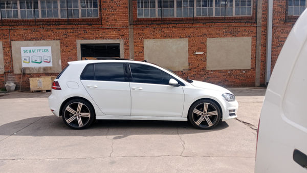 2016-Volkswagen-Golf-VII-20-TDI-Highline-Auto image:7