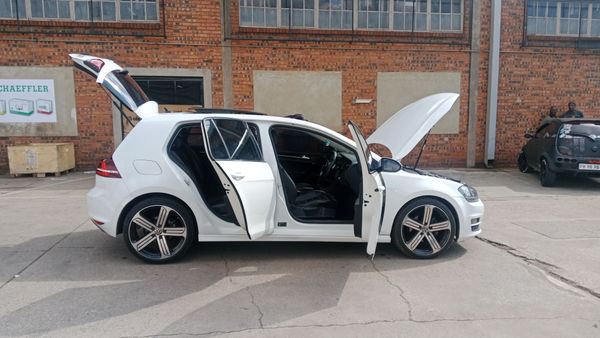 2016-Volkswagen-Golf-VII-20-TDI-Highline-Auto image:8