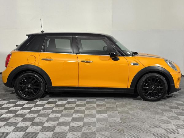 2015-MINI-Hatch-Cooper-5-dr image:17