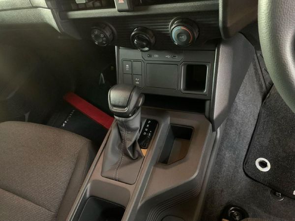2026-Toyota-Hilux-28-GD-6-RB-SRX-4x4-Auto-Double-Cab image:9