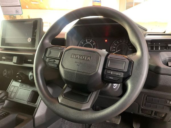 2026-Toyota-Hilux-28-GD-6-RB-SRX-4x4-Auto-Double-Cab image:7