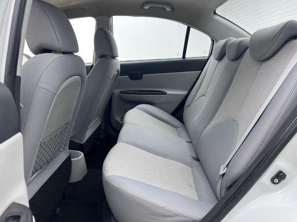 2010-Hyundai-Accent-16-GLS-HS image:9