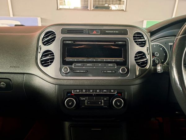 2012-Volkswagen-Tiguan-20-TDI-Sport-Style-4Motion-Auto image:12
