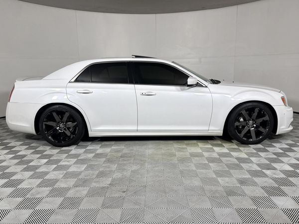2013-Chrysler-300C-SRT8 image:10