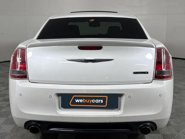 2013-Chrysler-300C-SRT8 image:11