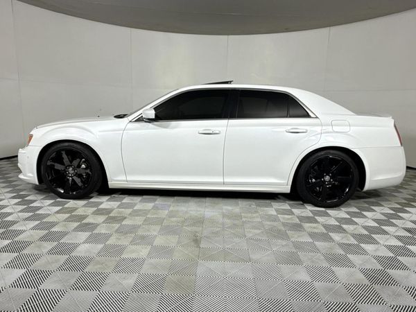 2013-Chrysler-300C-SRT8 image:12