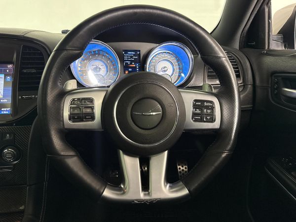 2013-Chrysler-300C-SRT8 image:6
