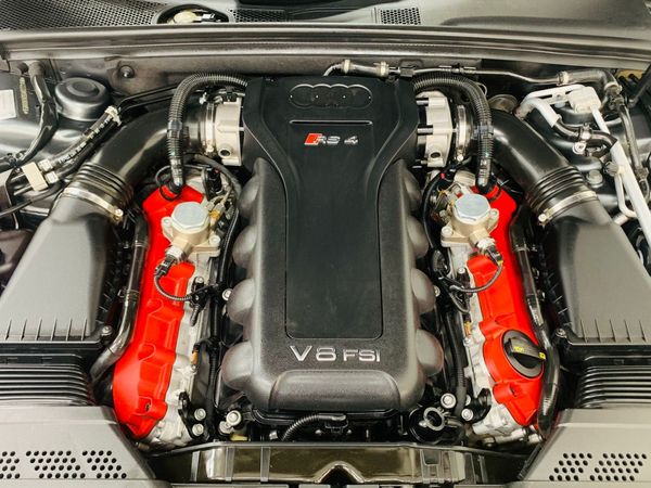 2014-Audi-RS4-Avant-quattro-Auto image:13
