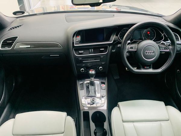 2014-Audi-RS4-Avant-quattro-Auto image:5