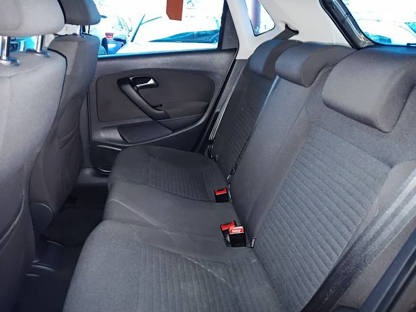 2012-Volkswagen-Polo-16-Comfortline-5-dr image:9